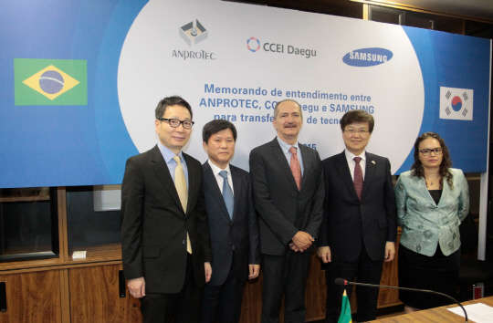 24일(현지시간) 브라질의 수도인 브라질리아에 위치한 브라질 과학기술부에서 (왼쪽부터)김선일 대구 창조경제혁신센터장, 김정환 삼성전자 중남미총괄, 알도 헤벨로 브라질 과학기술부 장관, 최양희 미래창조과학부 장관, 프란실리니 프로코피오 가르시아 안프로텍 대표가  창조경제혁신센터 모델 전파와 브라질 청년창업ㆍ스타트업 육성 협력을 위한 상호 협약(MOU)을 맺고 기념촬영을 하고 있다.  <삼성전자 제공>